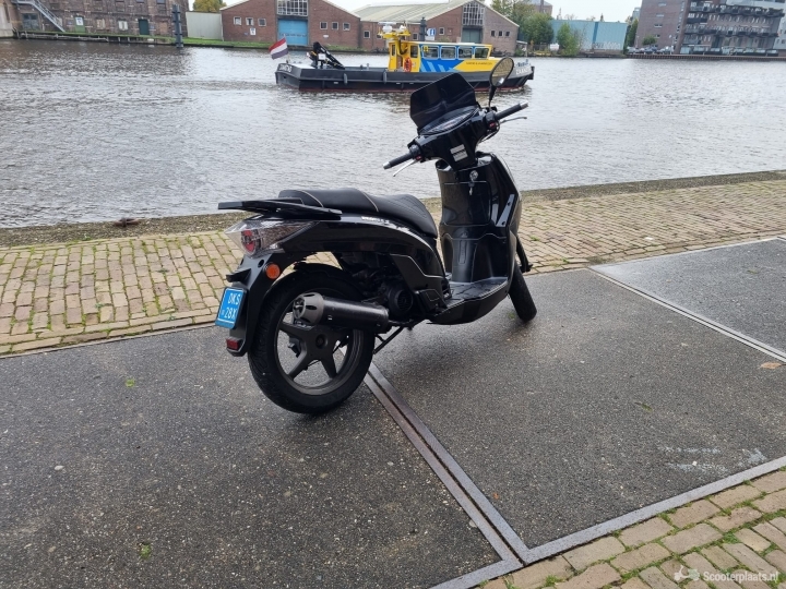 Kymco People S zwart